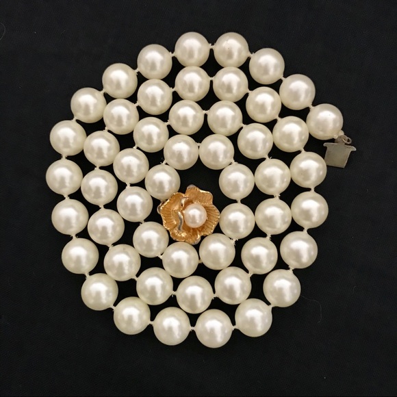 Jewelry - Strand of Pearls / Vintage / Faux